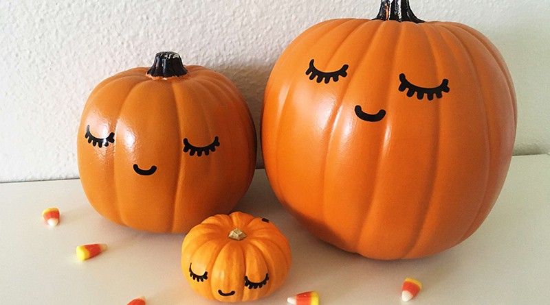 Free SVG file to easily DIY this no carve Kawaii Pumpkin for Halloween: No carve pumpkin, no paint, no mess! Use vinyl adhesive paper to create cute pumpkin decals #halloween #kawaii #home #homedecor #pumpkin #nocarvepumpkin #DIY #SVG #cutfile #vinyl #decal #lovelyplanner