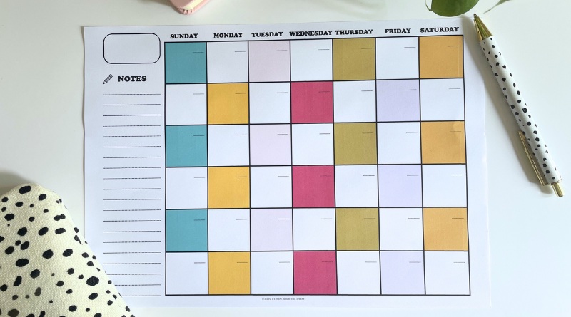 Free Printable Undated Monthly Checkered Calendar (Cute Retro Design ...